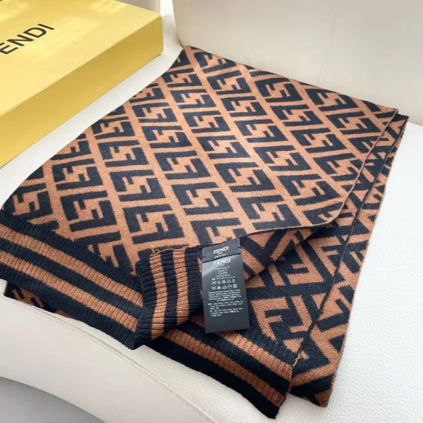 【FENDI  フェンディ】スカーフ36*180CM   241109