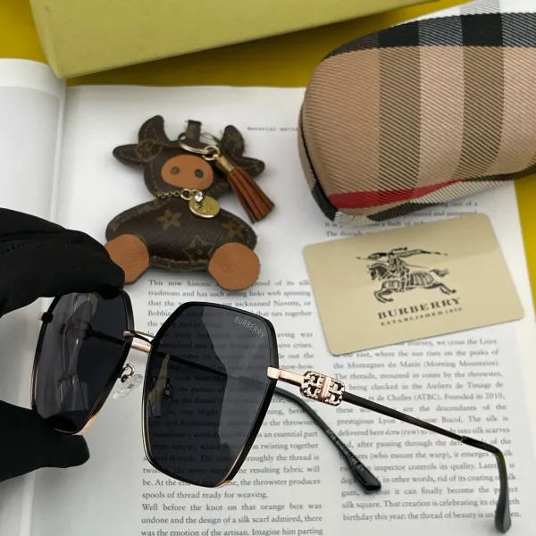 BURBERRY(バーバリー) サングラス  241014