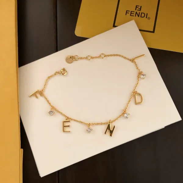 【FENDI】ブレスレット、ファッションシンプルなスタイル 【FENDI】ブレスレット、ファッションシンプルなスタイル