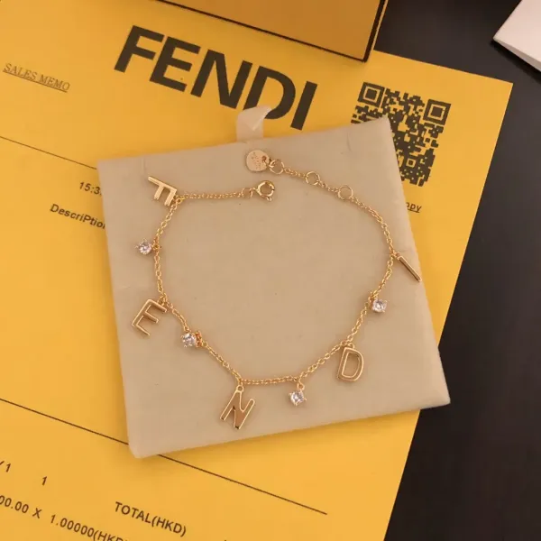 【FENDI】ブレスレット、ファッションシンプルなスタイル 【FENDI】ブレスレット、ファッションシンプルなスタイル