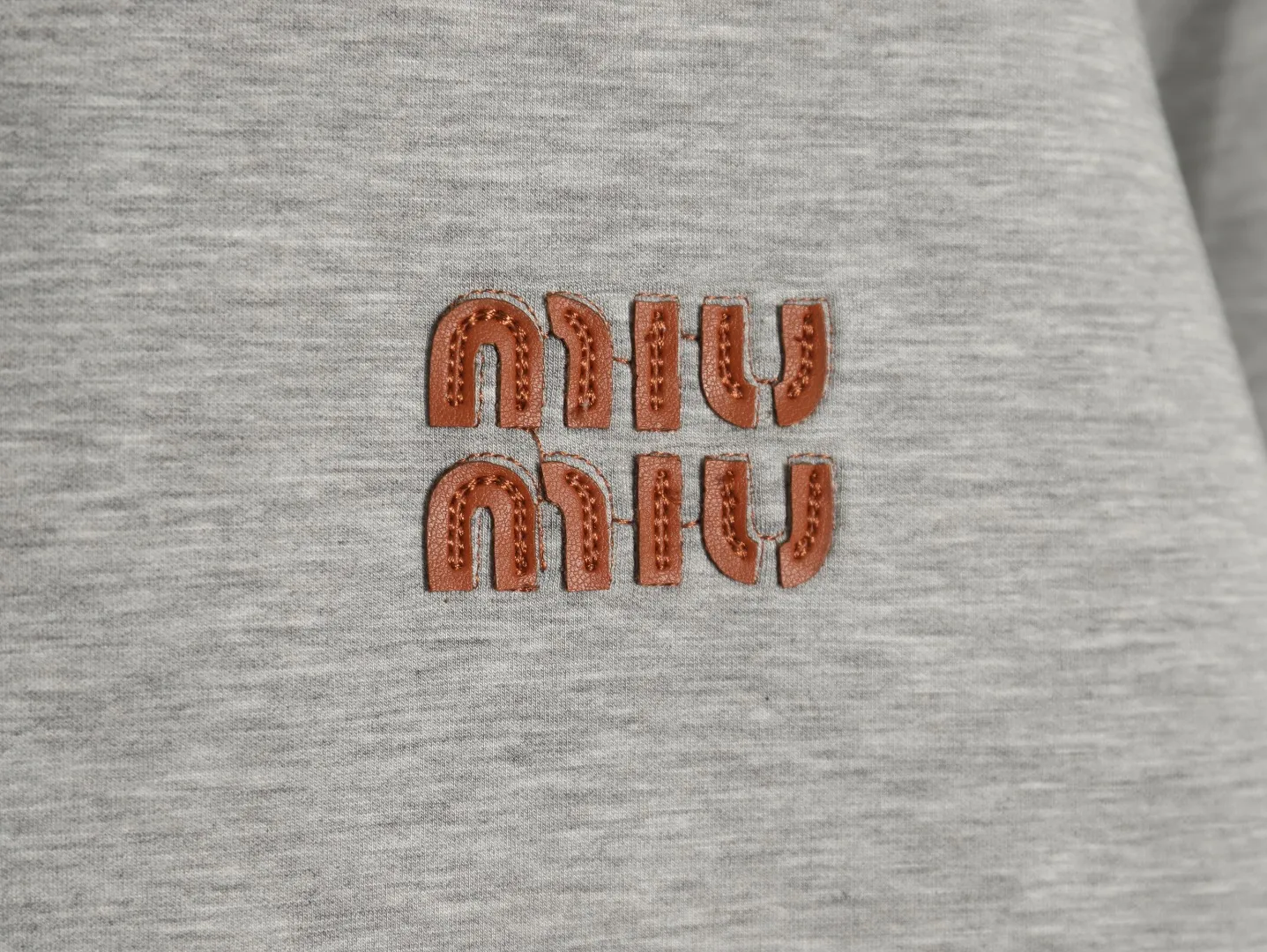 【2026】【Miumiu 公式旗艦店】ミュウミュウ  丸首の衛衣 スウェット ご好評に付き再入荷！241122