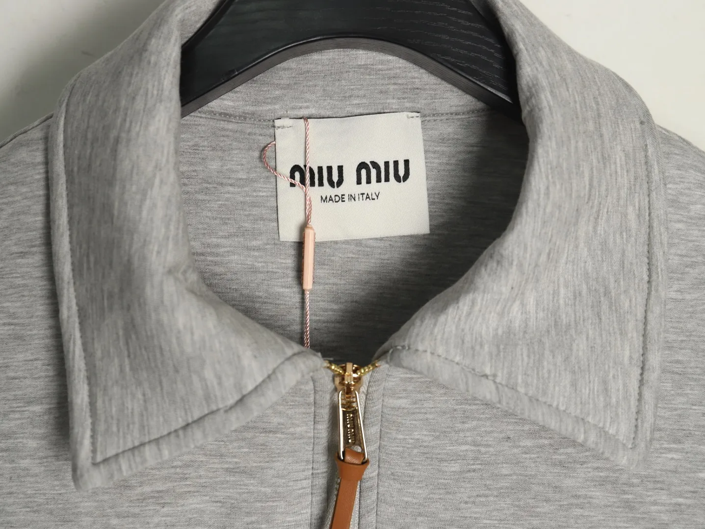 【2026】【Miumiu 公式旗艦店】ミュウミュウ  丸首の衛衣 スウェット ご好評に付き再入荷！241122