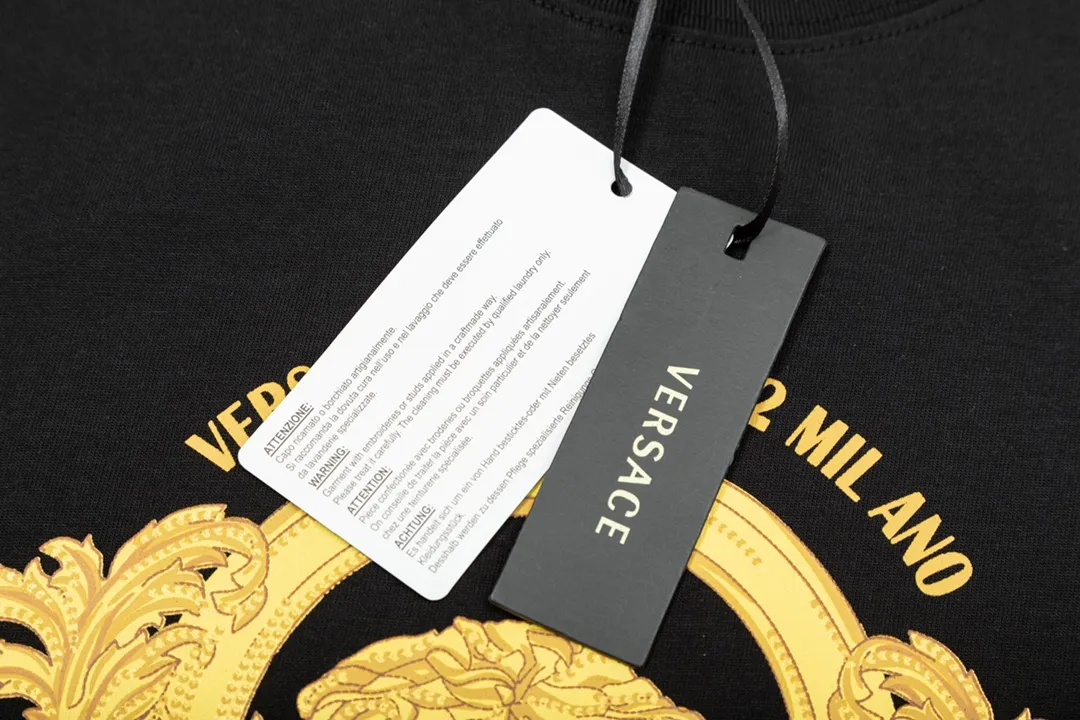 【2026】【VERSACE  公式旗艦店】ヴェルサーチ  Tシャツ ご好評に付き再入荷！250218