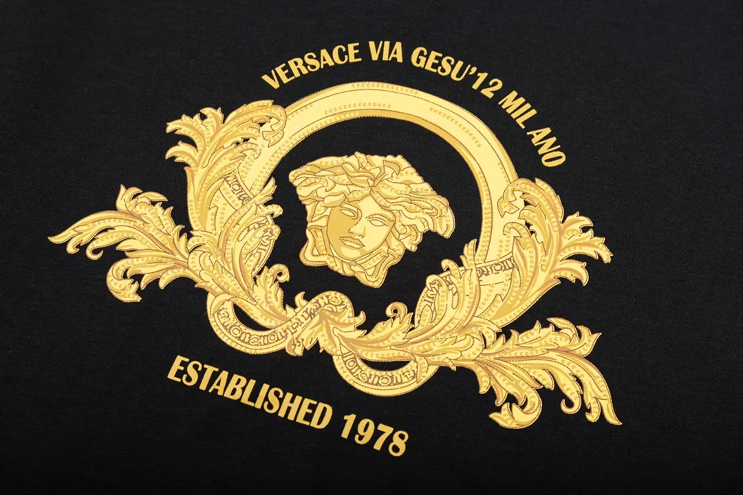 【2026】【VERSACE  公式旗艦店】ヴェルサーチ  Tシャツ ご好評に付き再入荷！250218