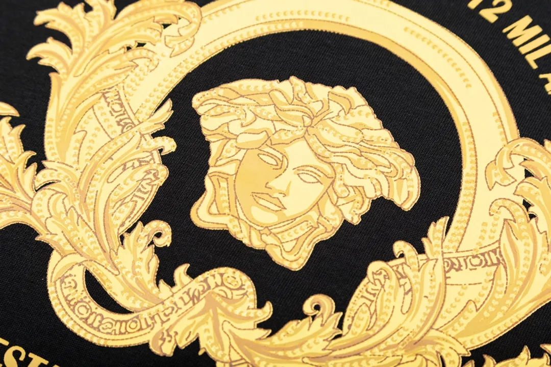 【2026】【VERSACE  公式旗艦店】ヴェルサーチ  Tシャツ ご好評に付き再入荷！250218