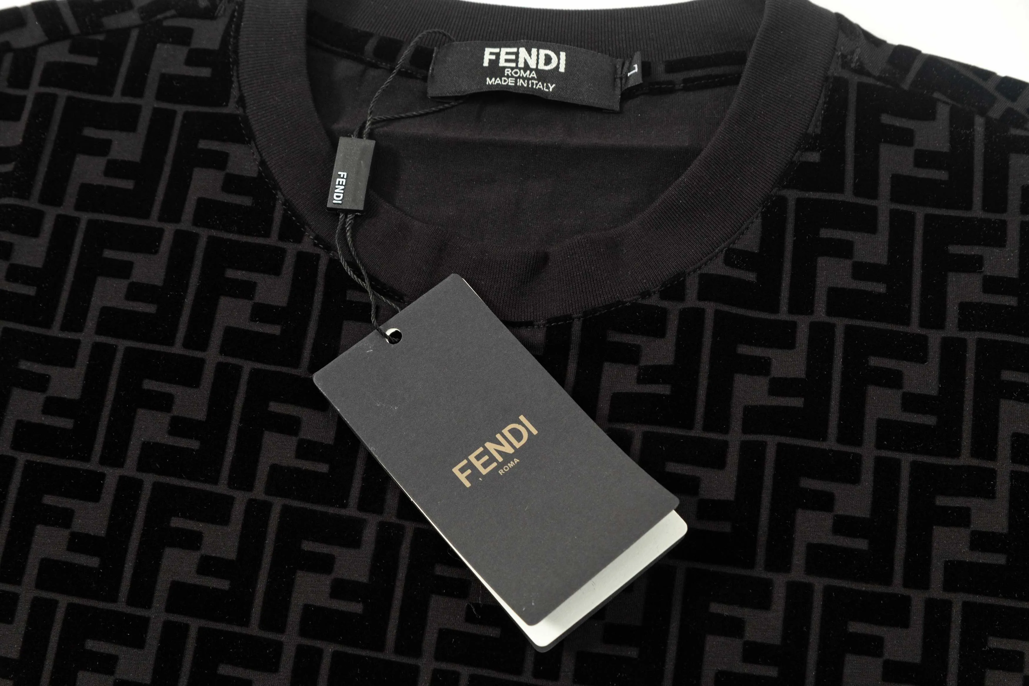 【2026】【FENDI公式旗艦店】フェンディ  Tシャツ ご好評に付き再入荷！ 250214