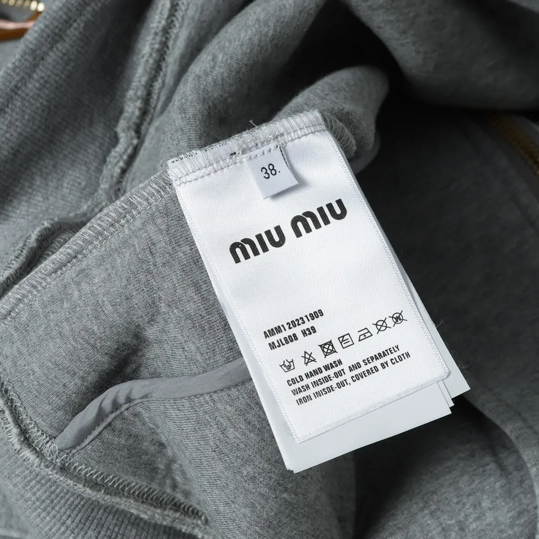 【2026】【Miumiu 公式旗艦店】 ミュウミュウ   ジャケット着  スウェット ご好評に付き再入荷！241216