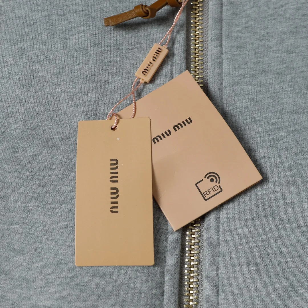 【2026】【Miumiu 公式旗艦店】 ミュウミュウ   ジャケット着  スウェット ご好評に付き再入荷！241216