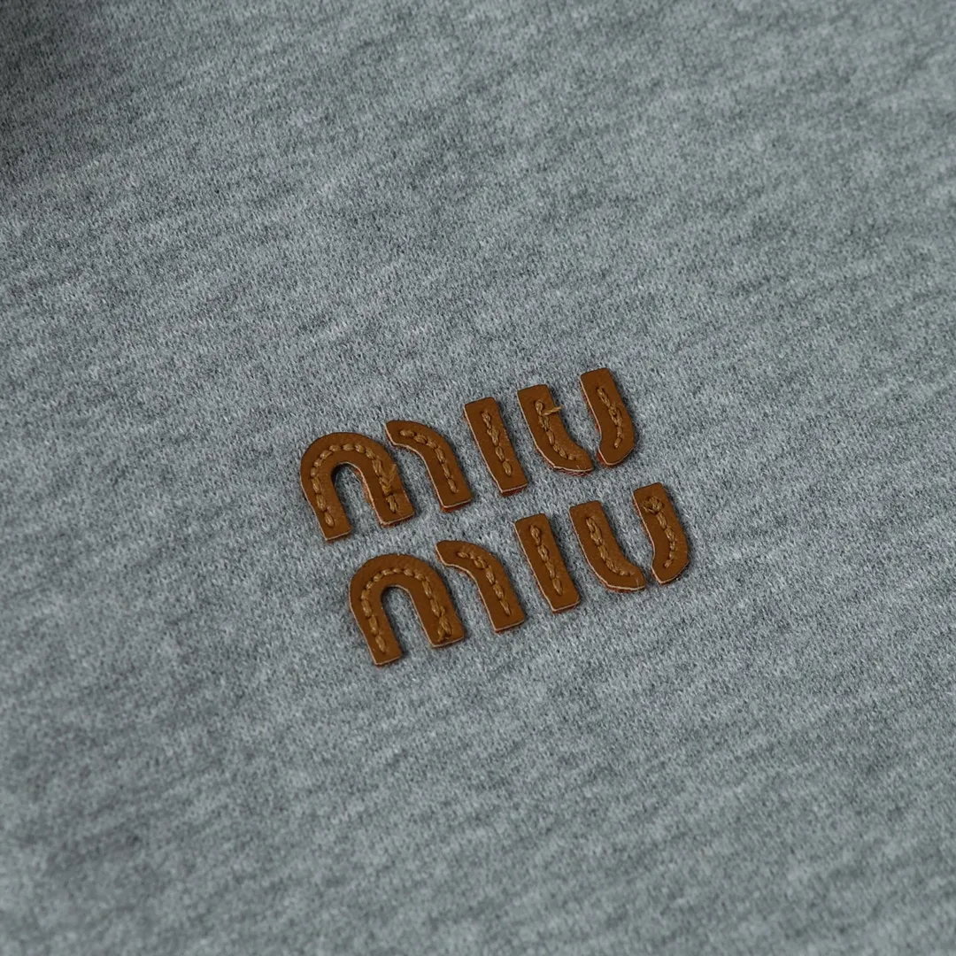 【2026】【Miumiu 公式旗艦店】 ミュウミュウ   ジャケット着  スウェット ご好評に付き再入荷！241216