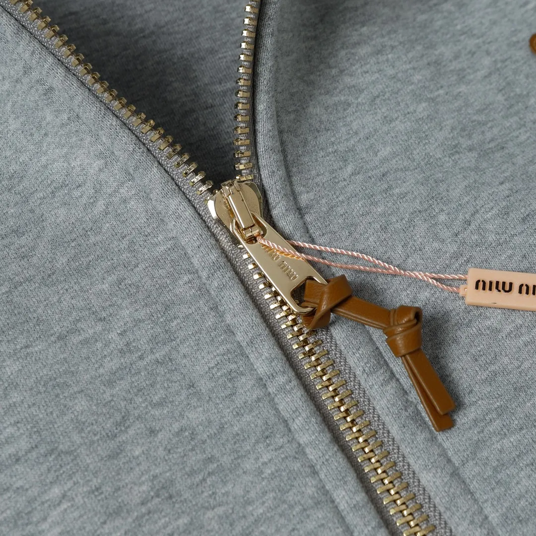 【2026】【Miumiu 公式旗艦店】 ミュウミュウ   ジャケット着  スウェット ご好評に付き再入荷！241216