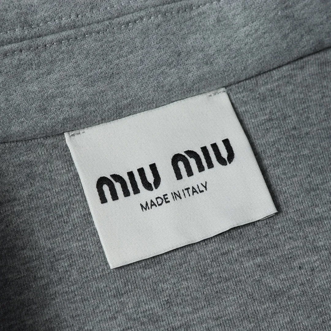 【2026】【Miumiu 公式旗艦店】 ミュウミュウ   ジャケット着  スウェット ご好評に付き再入荷！241216