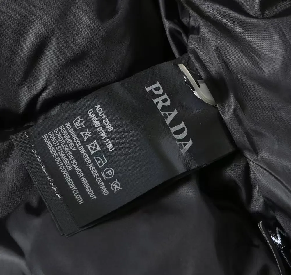 【2026】【PRADA  公式旗艦店】プラダ  ダウンジャケット 好評に付き再入荷！ 241102