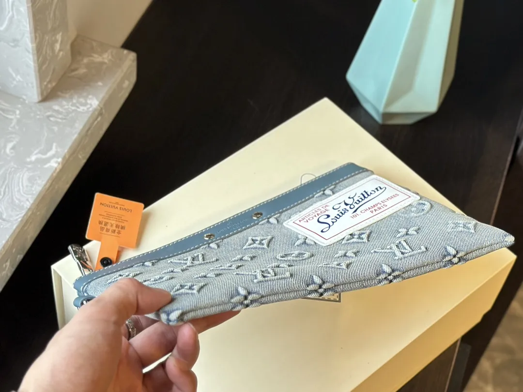 【2026】LV【LOUIS VUITTON  公式 旗艦店】 ルイヴィトン   クラッチバッグ 当日出荷 好評に付き再入荷！27*18CM  241101