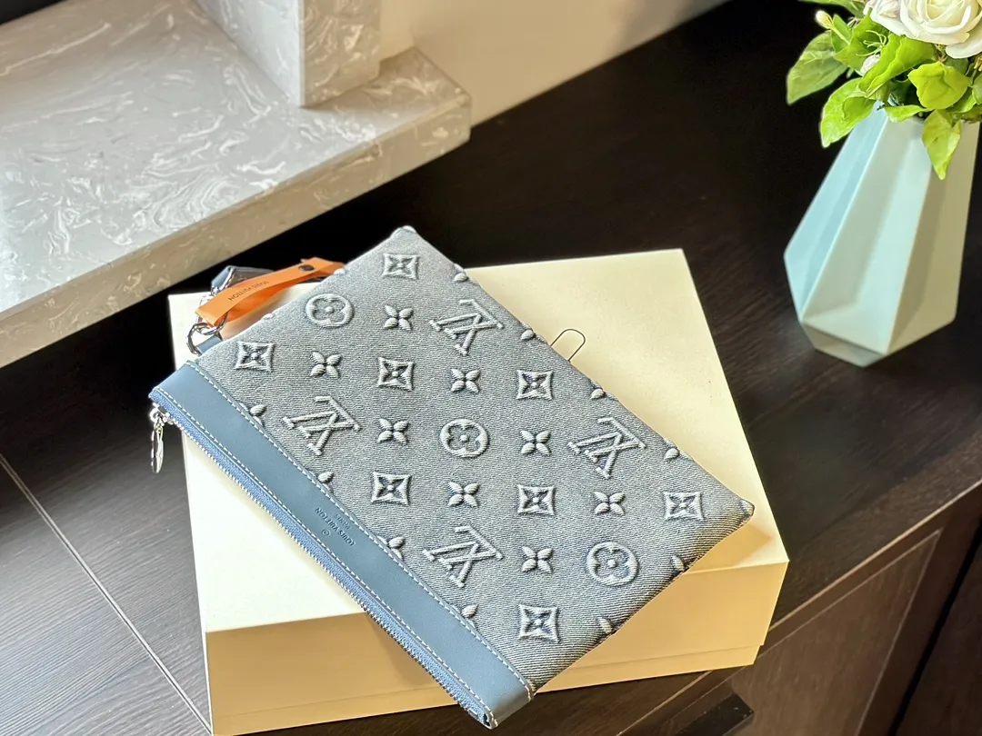 【2026】LV【LOUIS VUITTON  公式 旗艦店】 ルイヴィトン   クラッチバッグ 当日出荷 好評に付き再入荷！27*18CM  241101