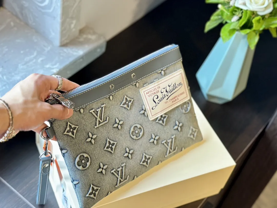 【2026】LV【LOUIS VUITTON  公式 旗艦店】 ルイヴィトン   クラッチバッグ 当日出荷 好評に付き再入荷！27*18CM  241101