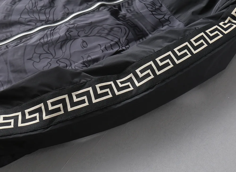 【2026】【VERSACE   公式旗艦店】ヴェルサーチ   ジャケット着 ご好評に付き再入荷！241022