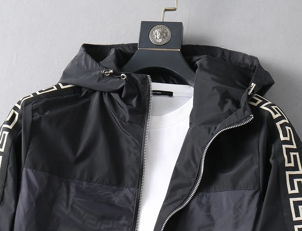 【2026】【VERSACE   公式旗艦店】ヴェルサーチ   ジャケット着 ご好評に付き再入荷！241022
