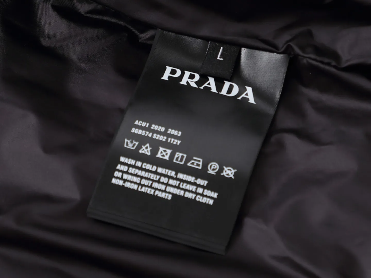 【2026】【PRADA 公式旗艦店】プラダ ダウンベスト 当日出荷 好評に付き再入荷！241009