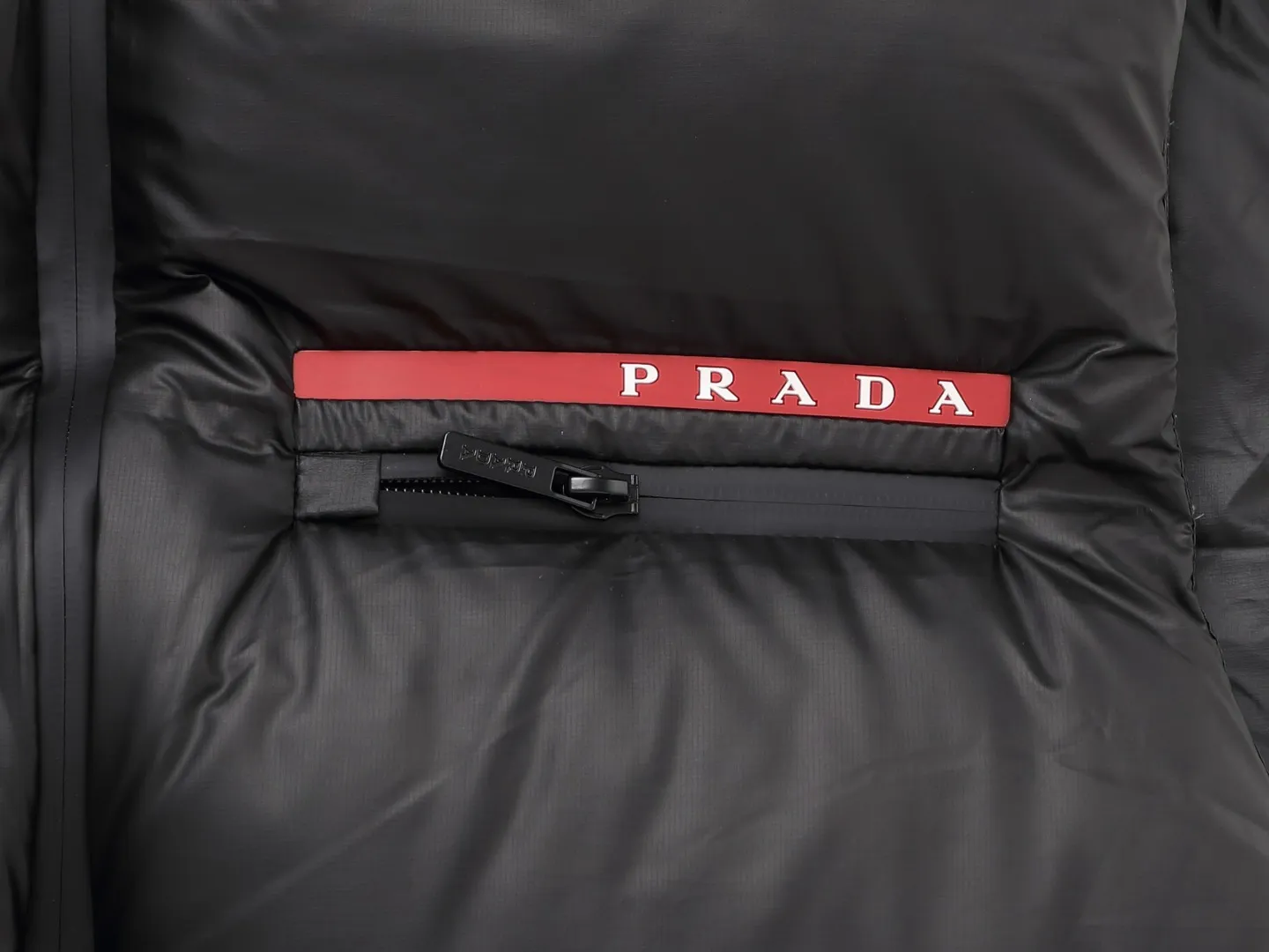 【2026】【PRADA 公式旗艦店】プラダ ダウンベスト 当日出荷 好評に付き再入荷！241009