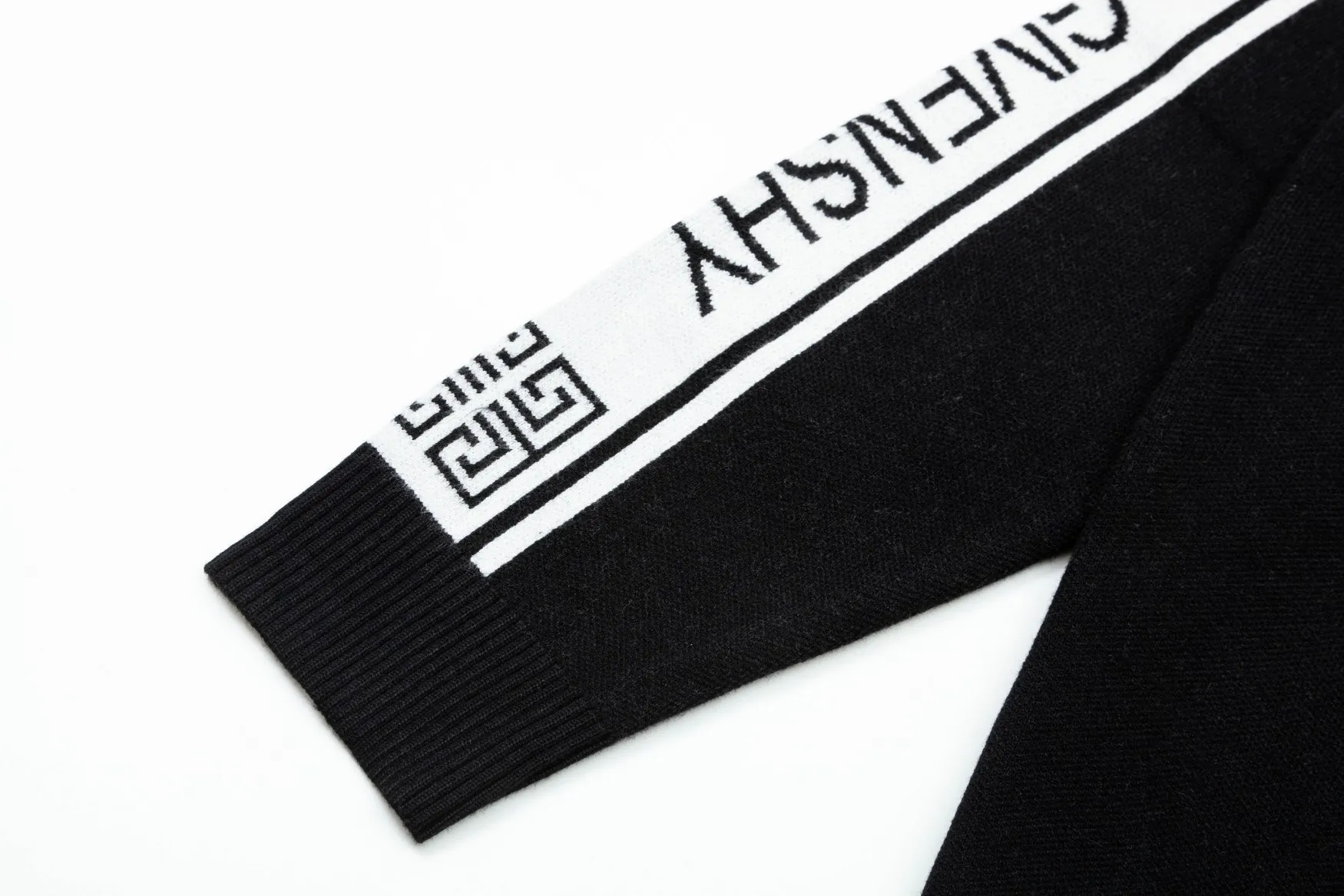 【2026】【GIVENCHY  公式旗艦店】ジバンシー  セーター好評に付き再入荷！ 240930