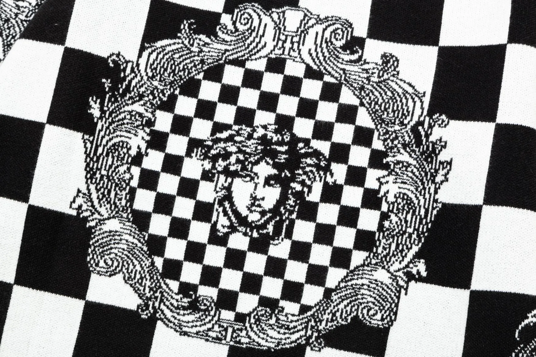 【2026】【VERSACE  公式旗艦店】ヴェルサーチ  セーター好評に付き再入荷！ 240930