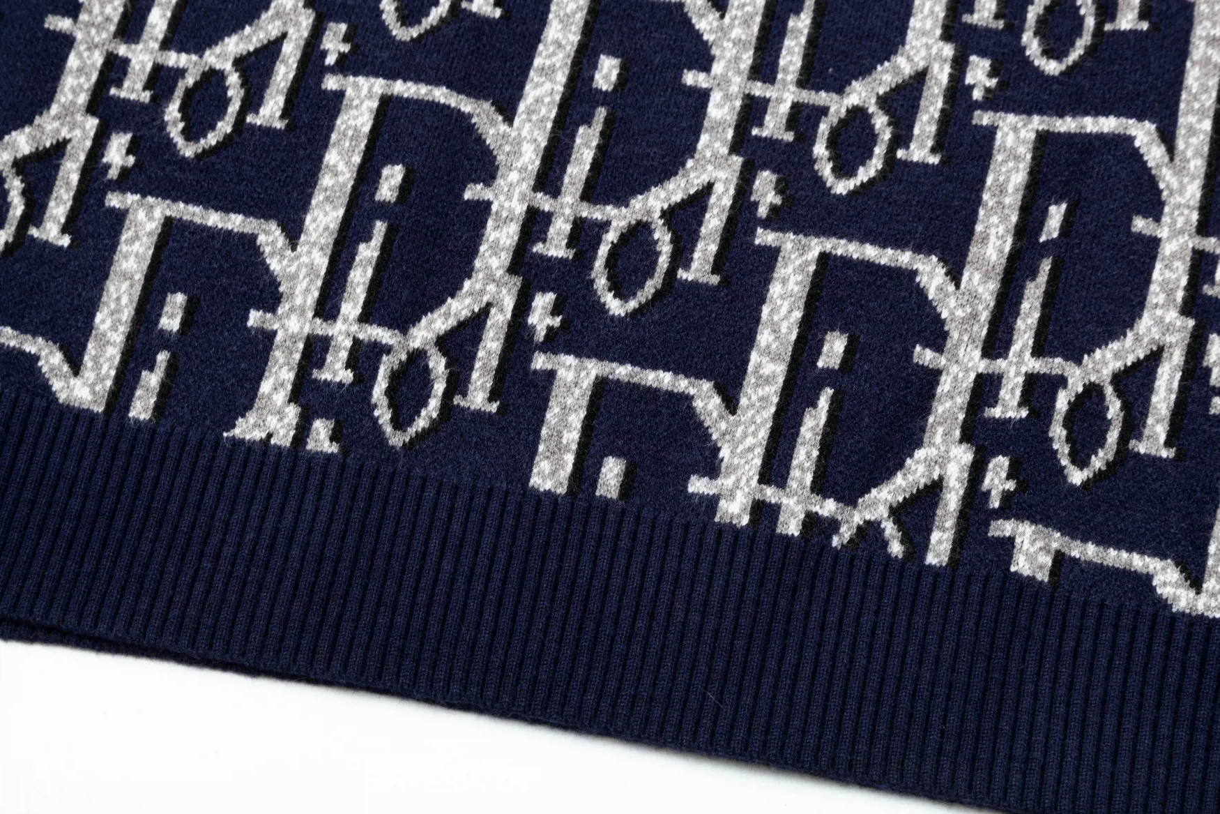 【2026】【DIOR 公式旗艦店】ディオール   セーター好評に付き再入荷！ 240929