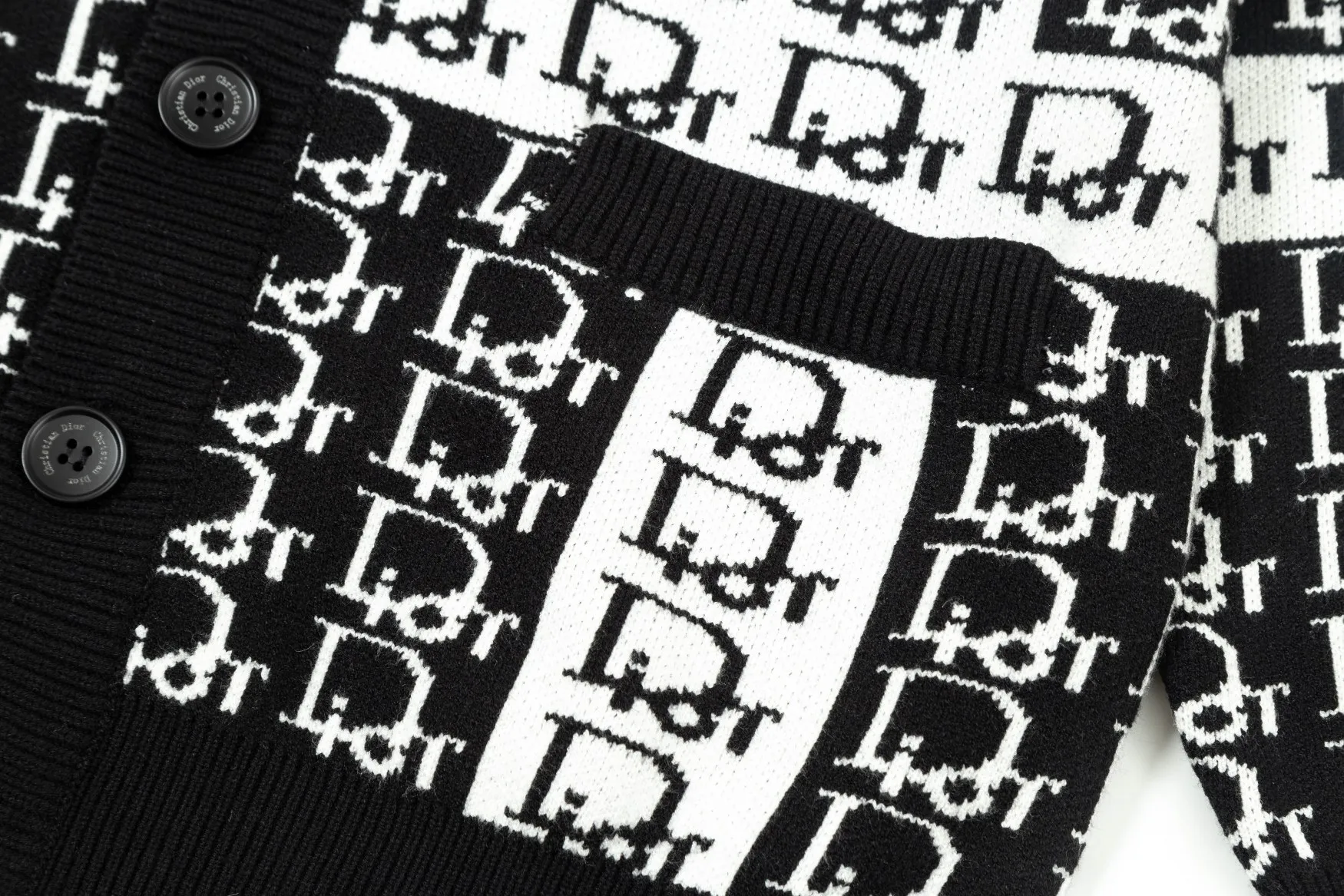 【2026】【DIOR 公式旗艦店】ディオール   セーター好評に付き再入荷！ 240929