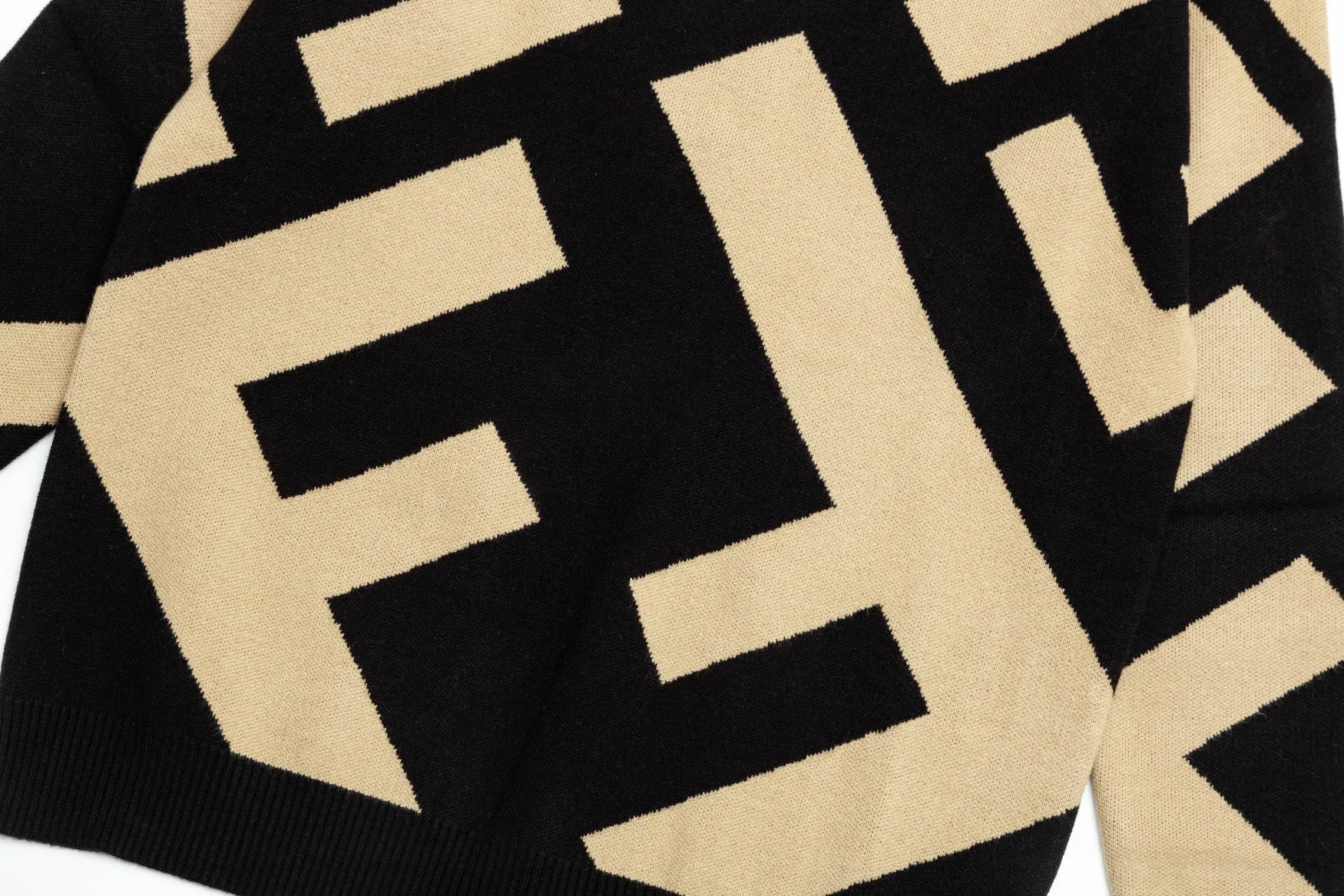 【2026】【FENDI 公式旗艦店】フェンディ   セーター好評に付き再入荷！ 240929