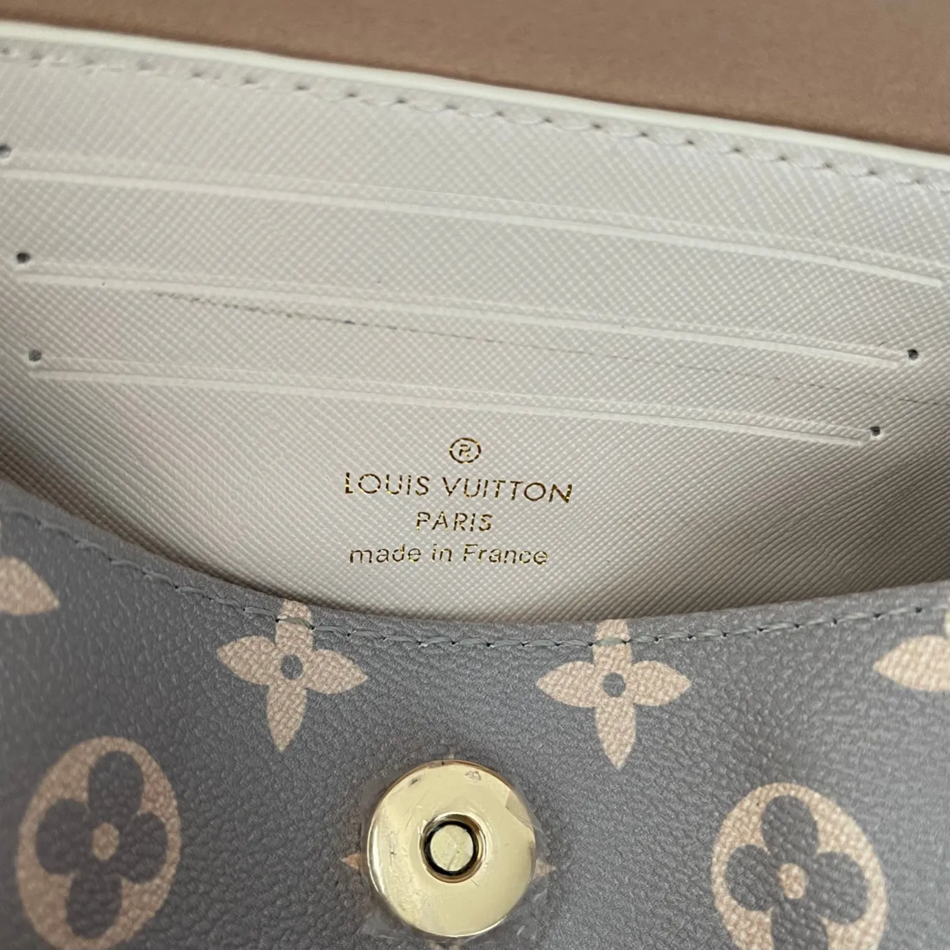 【2026】【LOUIS VUITTON 公式旗艦店】ルイヴィトン  斜めがけバッグ 当日出荷 好評に付き再入荷！21.5*6*13.5CM  240911