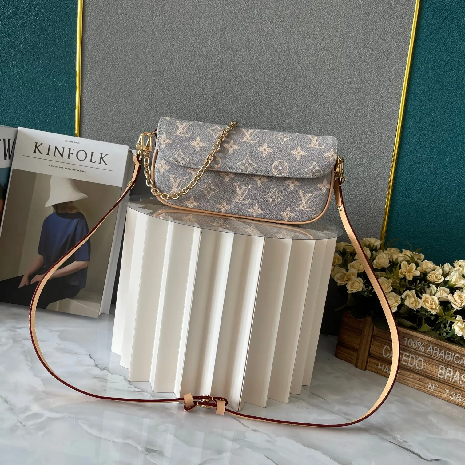 【2026】【LOUIS VUITTON 公式旗艦店】ルイヴィトン  斜めがけバッグ 当日出荷 好評に付き再入荷！21.5*6*13.5CM  240911
