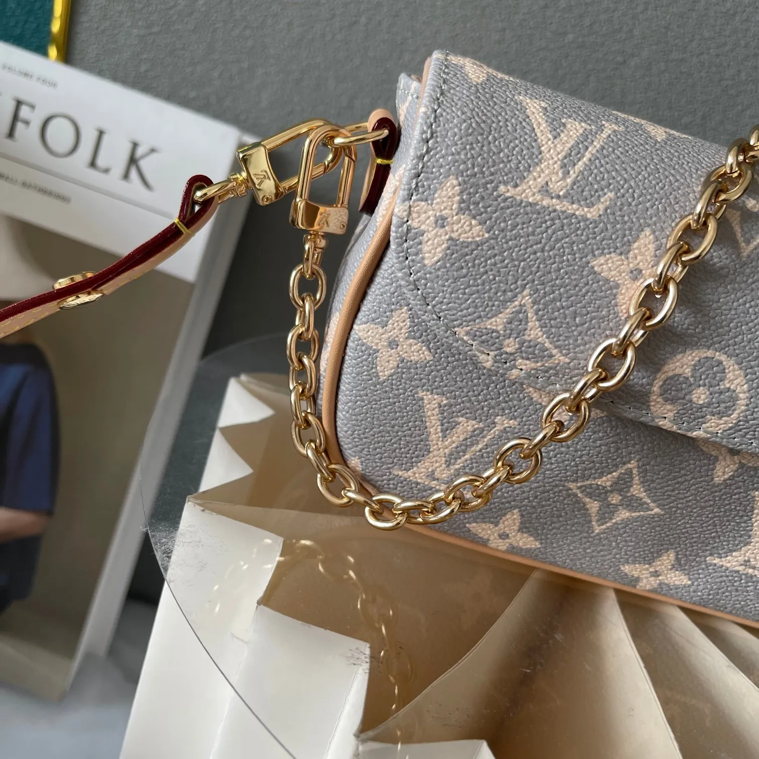 【2026】【LOUIS VUITTON 公式旗艦店】ルイヴィトン  斜めがけバッグ 当日出荷 好評に付き再入荷！21.5*6*13.5CM  240911