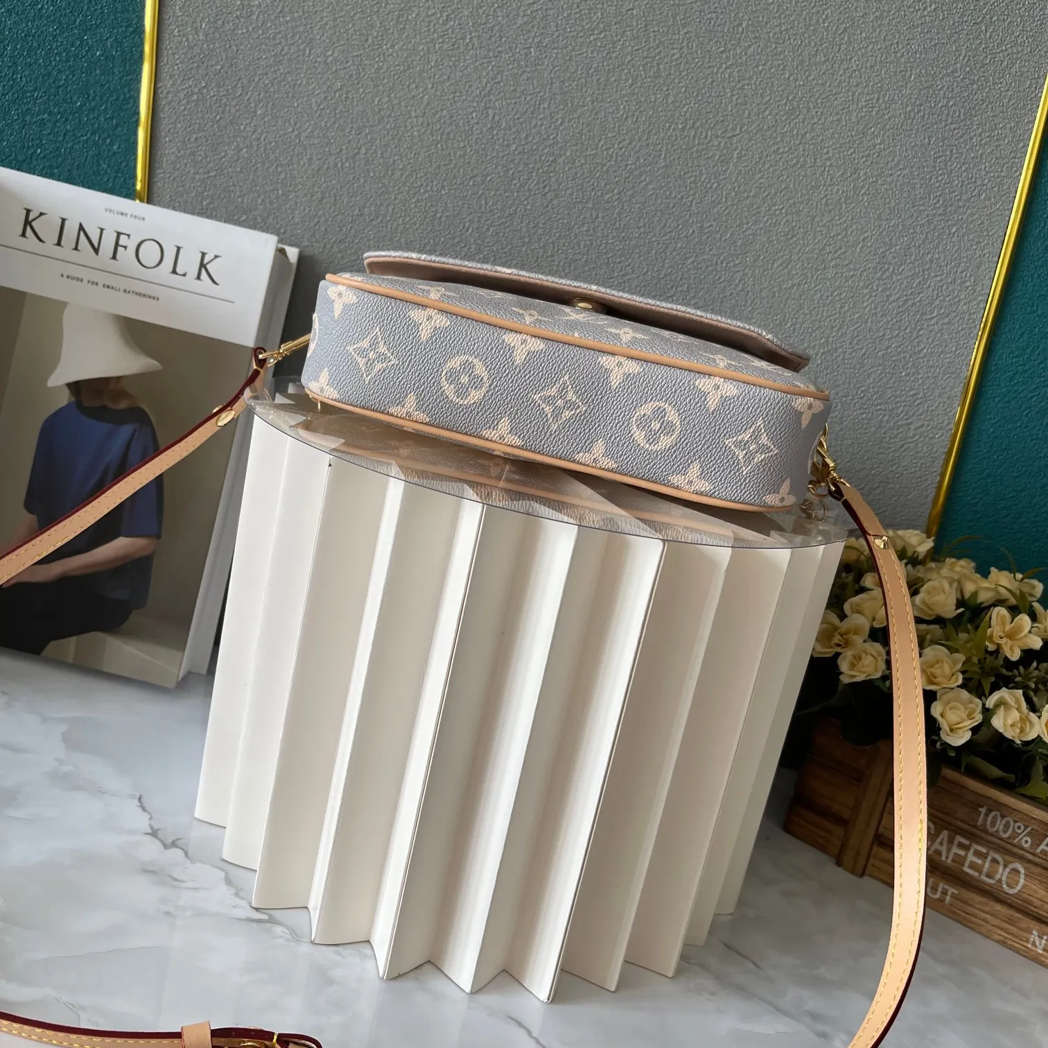 【2026】【LOUIS VUITTON 公式旗艦店】ルイヴィトン  斜めがけバッグ 当日出荷 好評に付き再入荷！21.5*6*13.5CM  240911