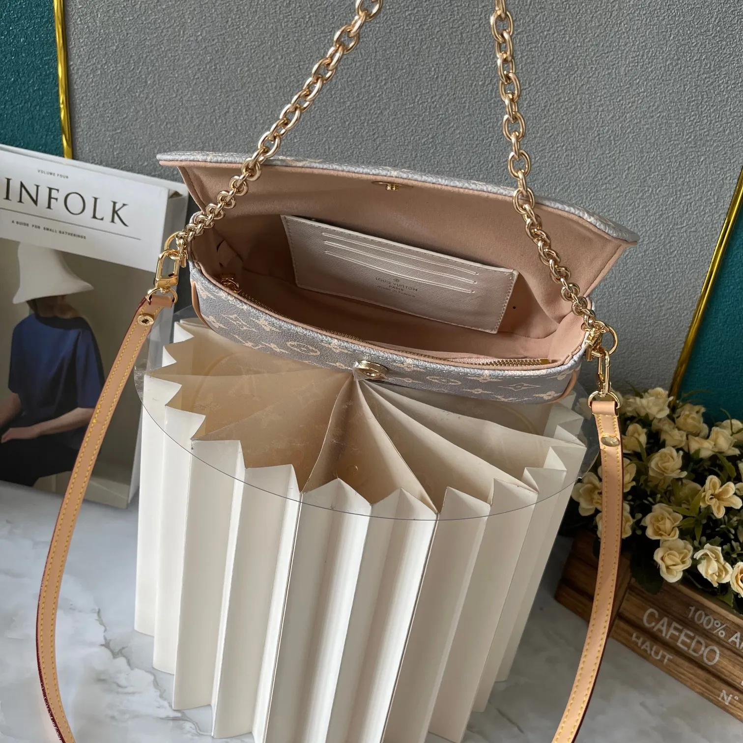 【2026】【LOUIS VUITTON 公式旗艦店】ルイヴィトン  斜めがけバッグ 当日出荷 好評に付き再入荷！21.5*6*13.5CM  240911