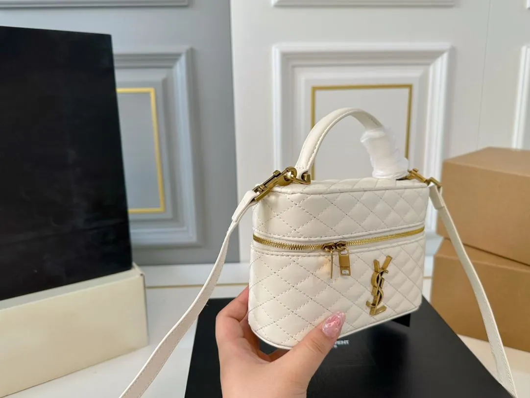 【2026】【YSL SAINT LAURENT 公式旗艦店】サンローラン   斜めがけバッグ 当日出荷 好評に付き再入荷！18*12CM  240722