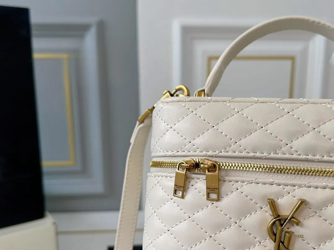 【2026】【YSL SAINT LAURENT 公式旗艦店】サンローラン   斜めがけバッグ 当日出荷 好評に付き再入荷！18*12CM  240722