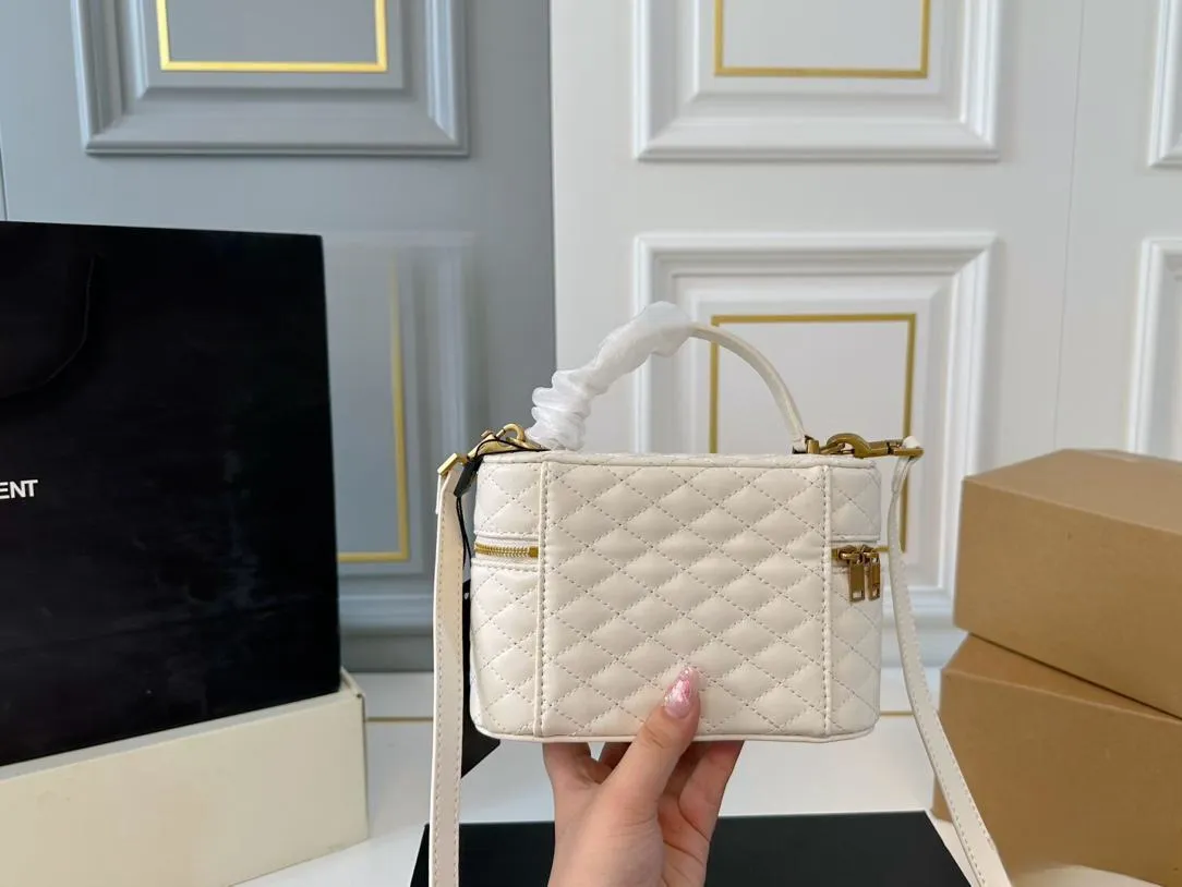 【2026】【YSL SAINT LAURENT 公式旗艦店】サンローラン   斜めがけバッグ 当日出荷 好評に付き再入荷！18*12CM  240722