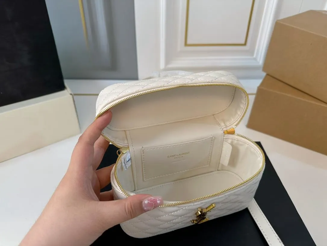 【2026】【YSL SAINT LAURENT 公式旗艦店】サンローラン   斜めがけバッグ 当日出荷 好評に付き再入荷！18*12CM  240722