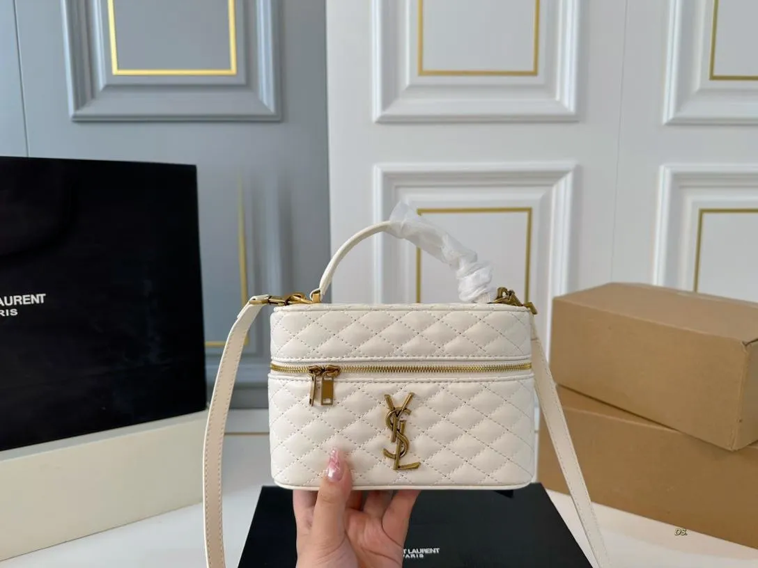 【2026】【YSL SAINT LAURENT 公式旗艦店】サンローラン   斜めがけバッグ 当日出荷 好評に付き再入荷！18*12CM  240722