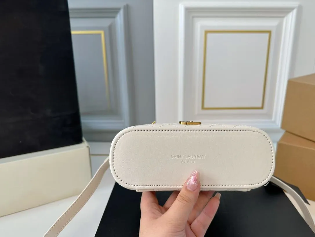 【2026】【YSL SAINT LAURENT 公式旗艦店】サンローラン   斜めがけバッグ 当日出荷 好評に付き再入荷！18*12CM  240722