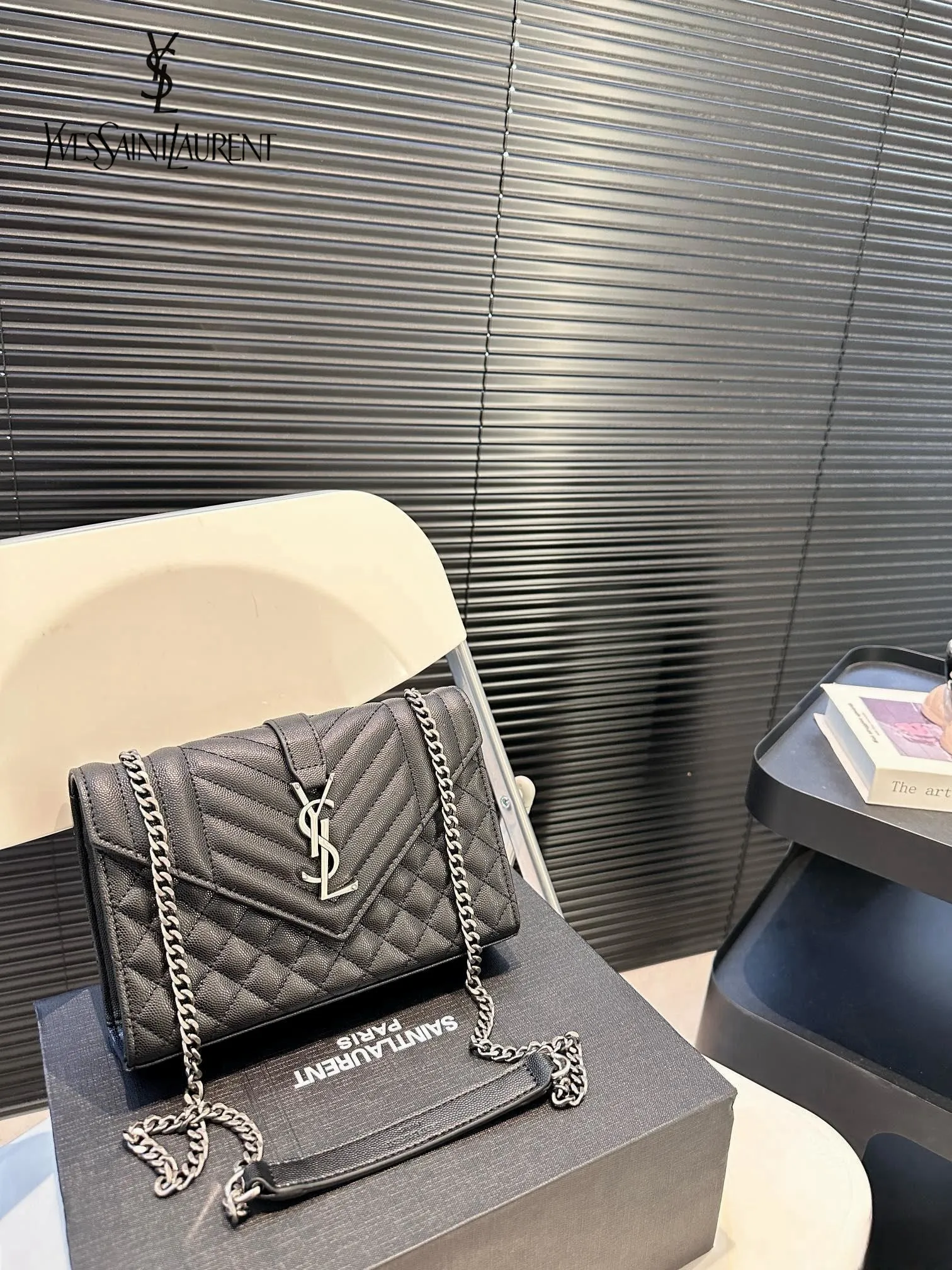 【2026】【YSL SAINT LAURENT 公式旗艦店】サンローラン   斜めがけバッグ 当日出荷 好評に付き再入荷！21*15CM  240722