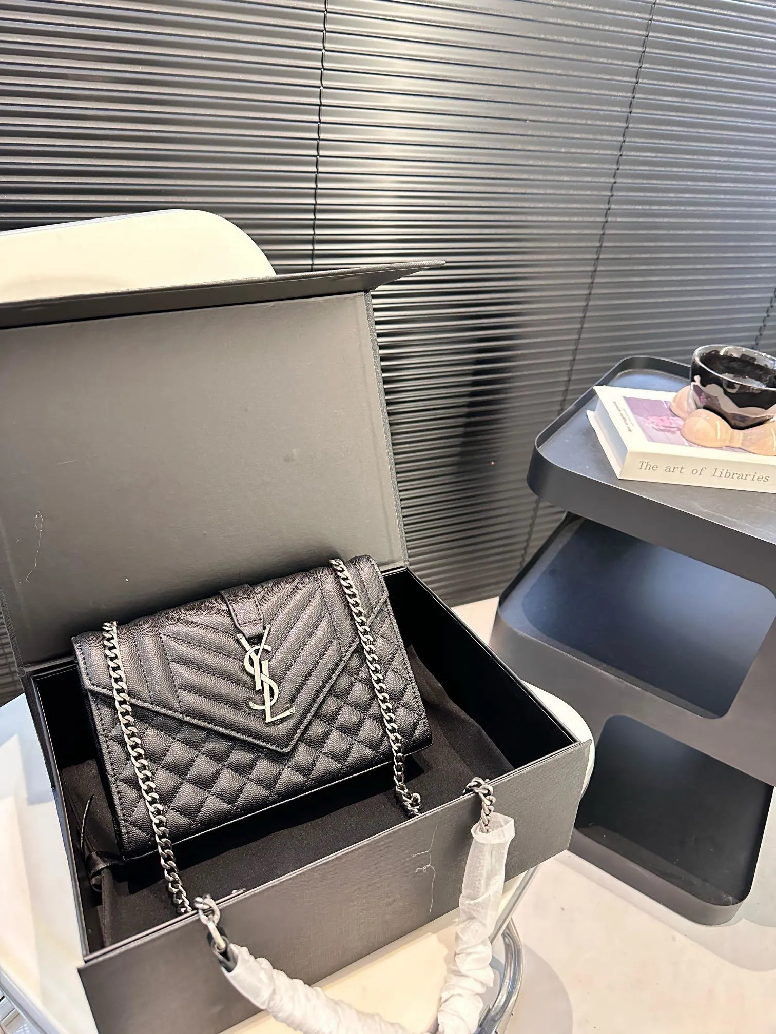 【2026】【YSL SAINT LAURENT 公式旗艦店】サンローラン   斜めがけバッグ 当日出荷 好評に付き再入荷！21*15CM  240722