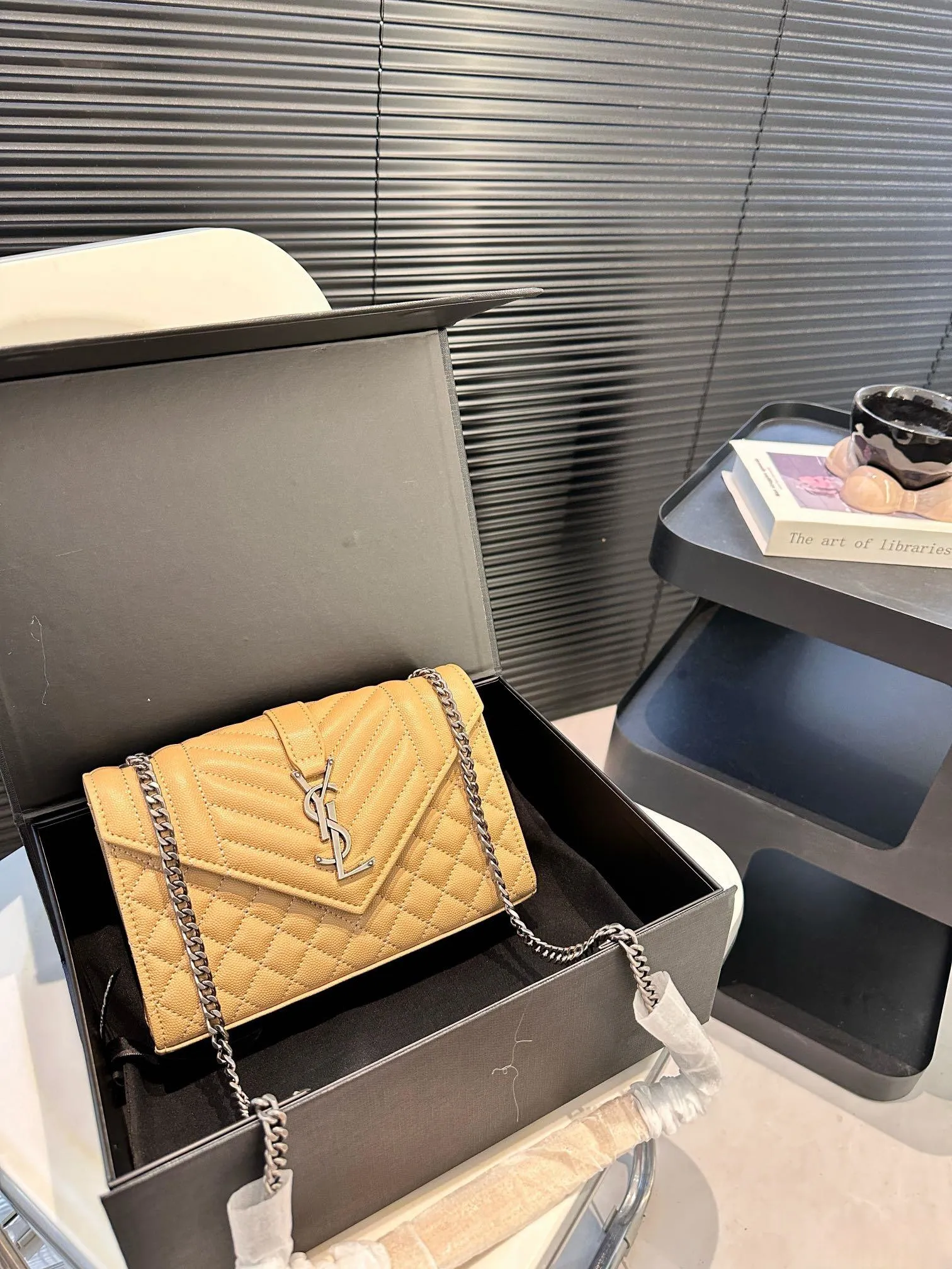 【2026】【YSL SAINT LAURENT 公式旗艦店】サンローラン   斜めがけバッグ 当日出荷 好評に付き再入荷！21*15CM  240722