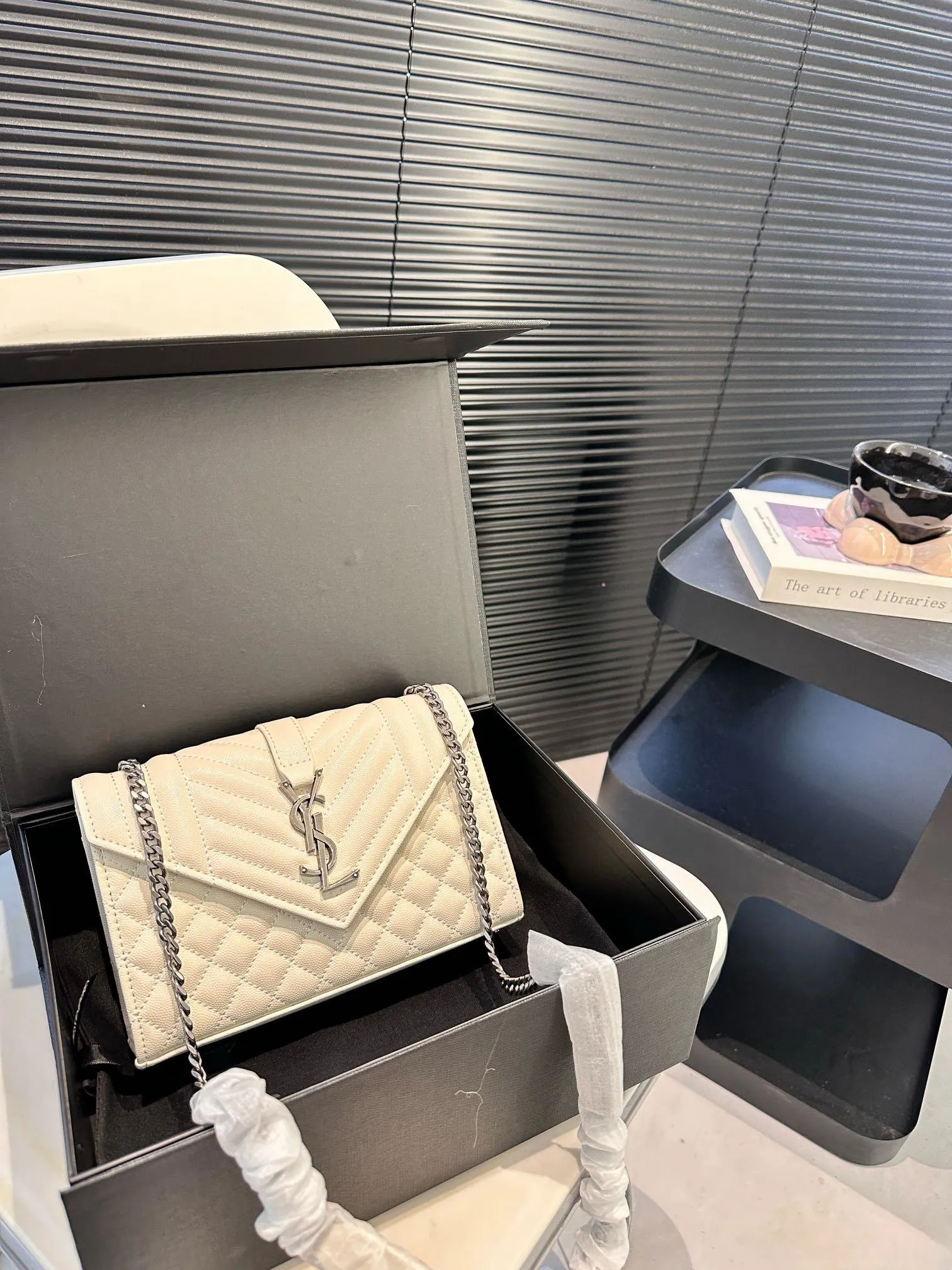 【2026】【YSL SAINT LAURENT 公式旗艦店】サンローラン   斜めがけバッグ 当日出荷 好評に付き再入荷！21*15CM  240722