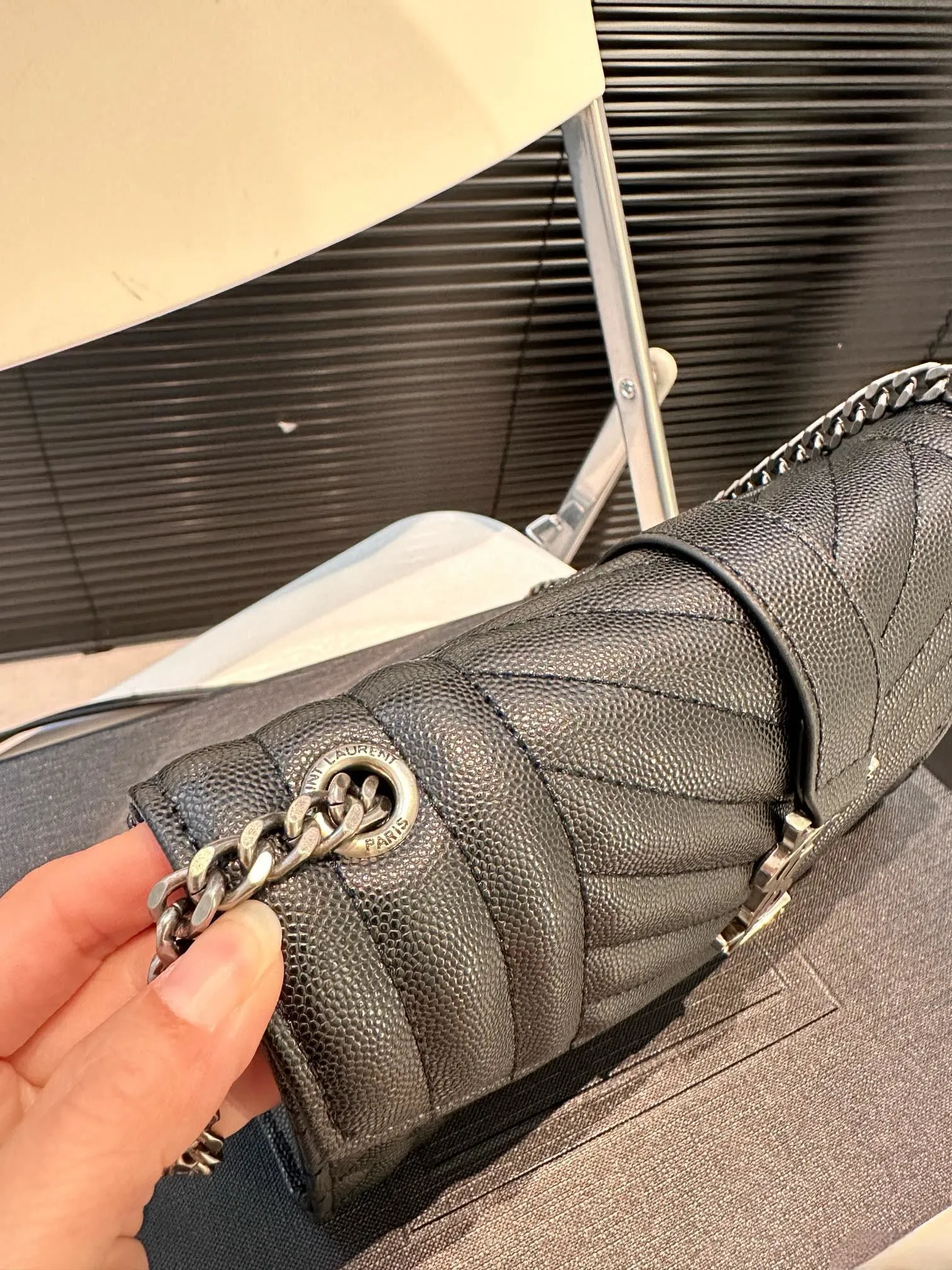 【2026】【YSL SAINT LAURENT 公式旗艦店】サンローラン   斜めがけバッグ 当日出荷 好評に付き再入荷！21*15CM  240722