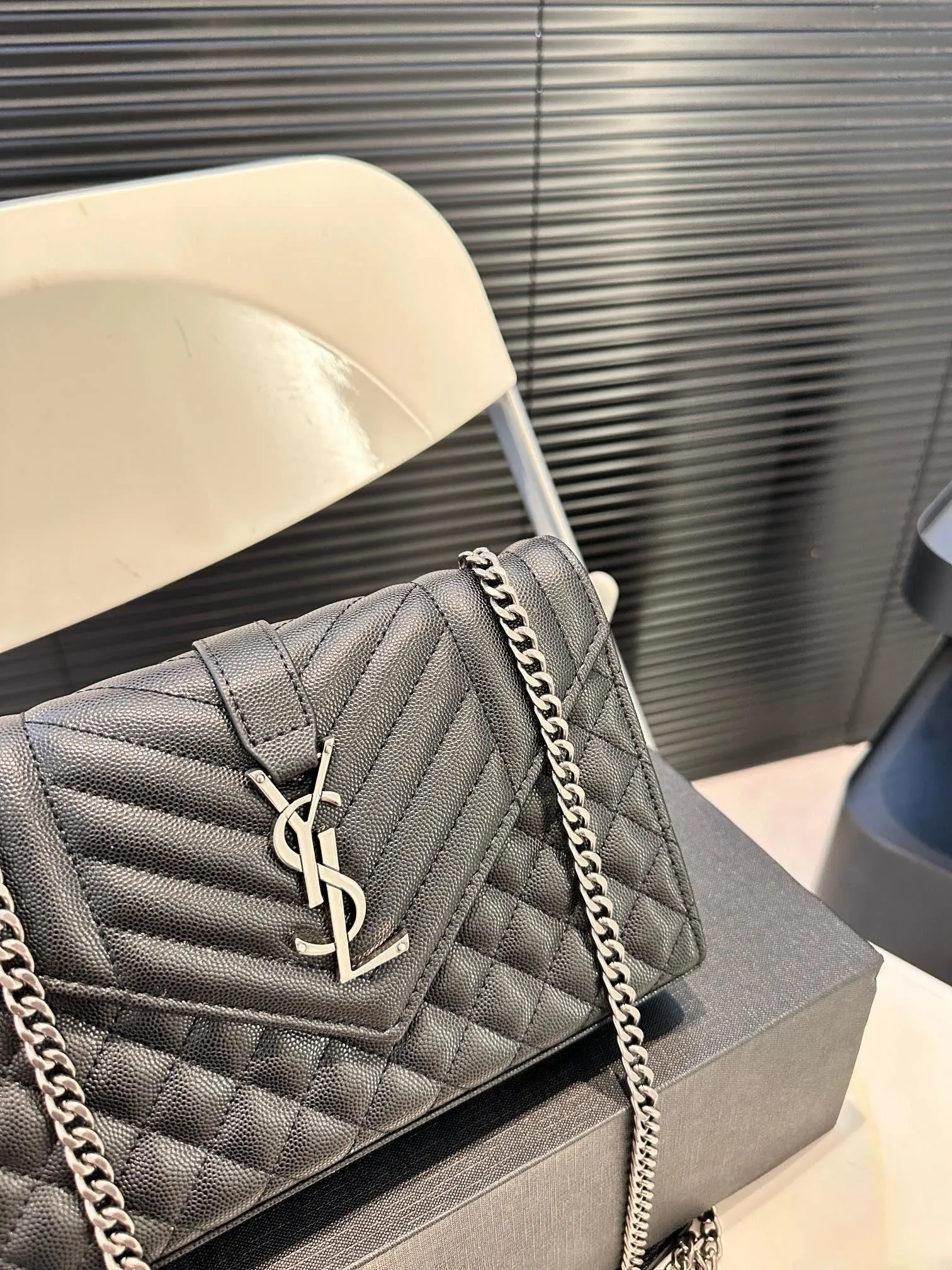 【2026】【YSL SAINT LAURENT 公式旗艦店】サンローラン   斜めがけバッグ 当日出荷 好評に付き再入荷！21*15CM  240722