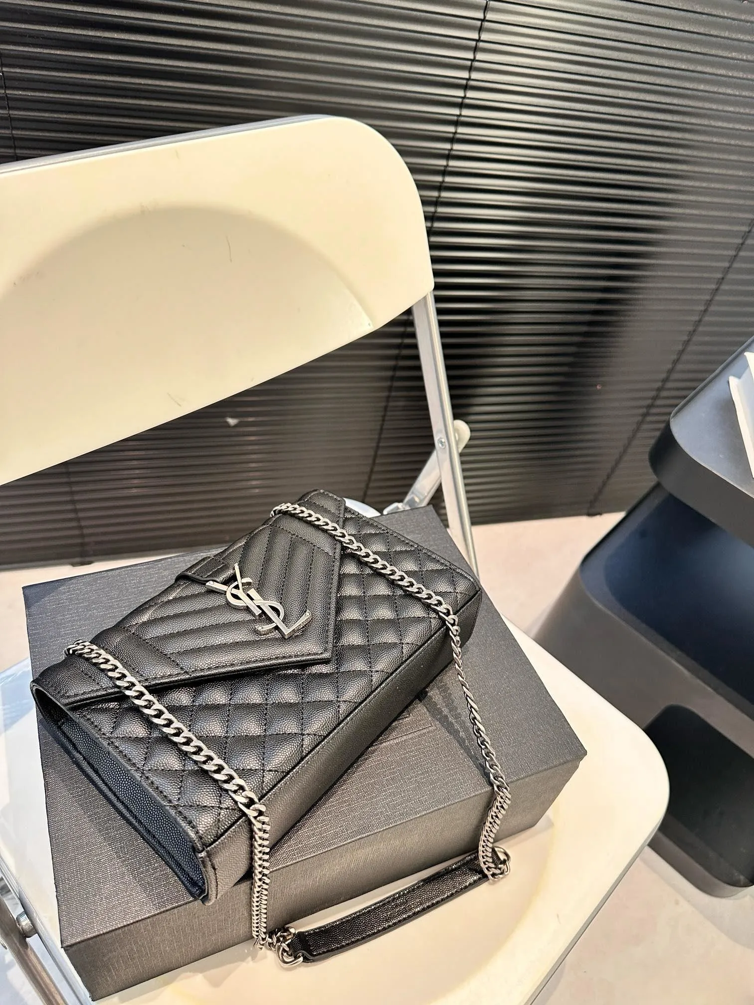 【2026】【YSL SAINT LAURENT 公式旗艦店】サンローラン   斜めがけバッグ 当日出荷 好評に付き再入荷！21*15CM  240722