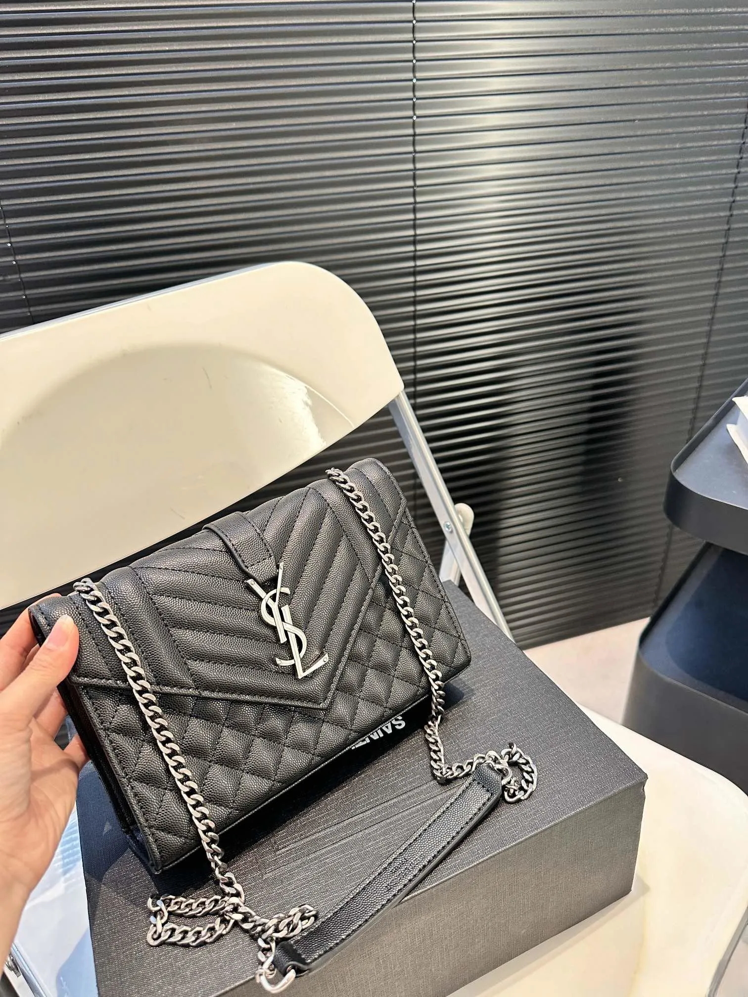 【2026】【YSL SAINT LAURENT 公式旗艦店】サンローラン   斜めがけバッグ 当日出荷 好評に付き再入荷！21*15CM  240722