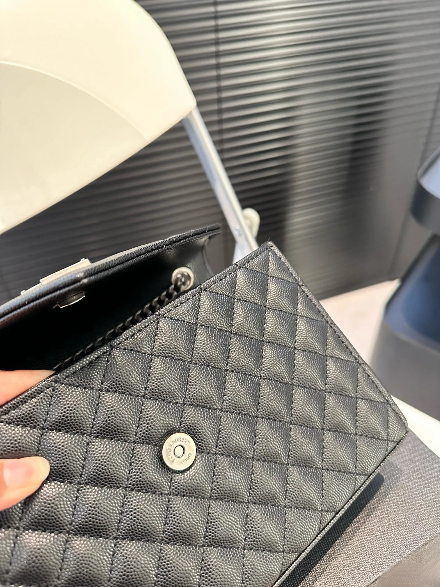 【2026】【YSL SAINT LAURENT 公式旗艦店】サンローラン   斜めがけバッグ 当日出荷 好評に付き再入荷！21*15CM  240722