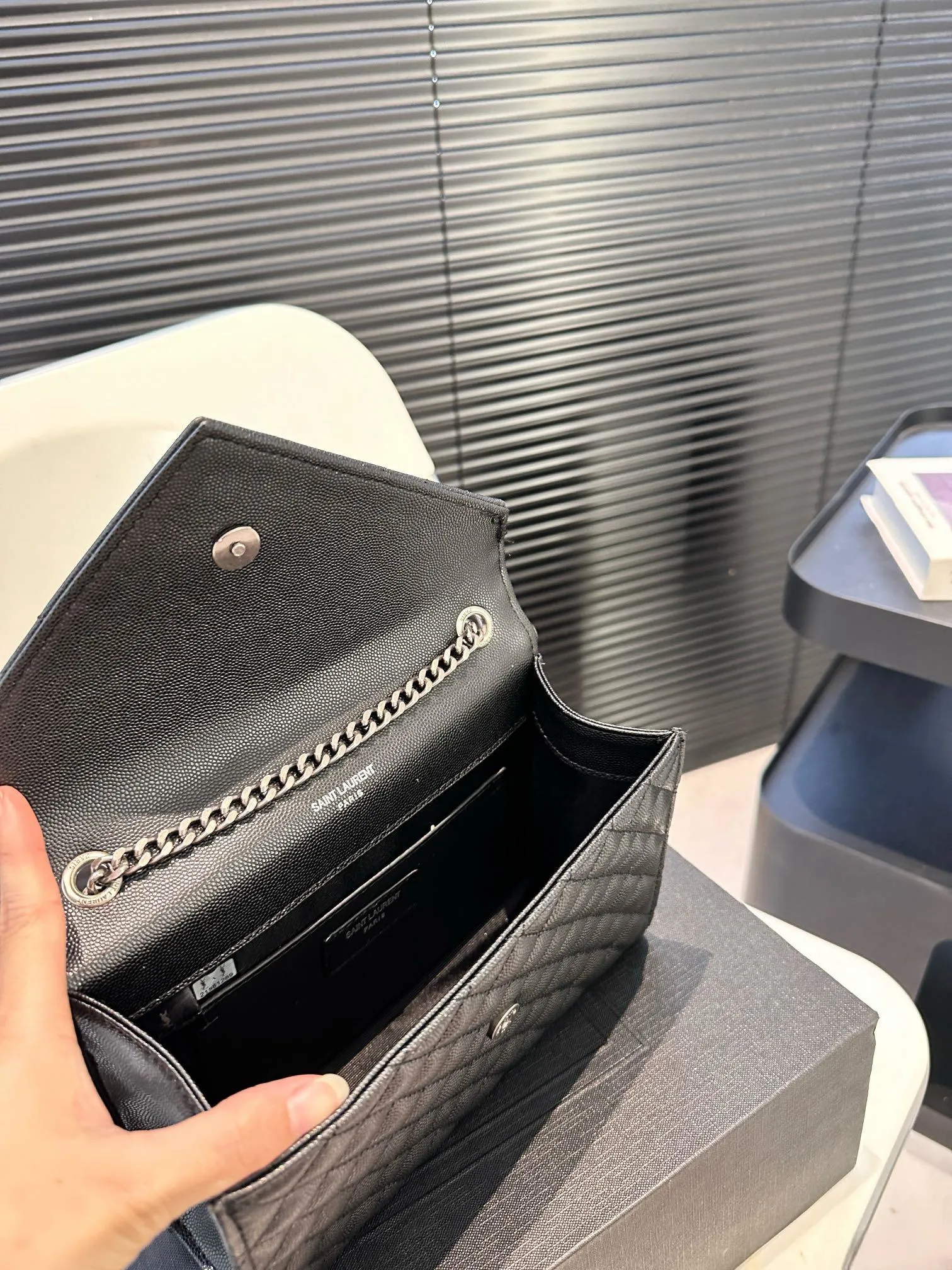 【2026】【YSL SAINT LAURENT 公式旗艦店】サンローラン   斜めがけバッグ 当日出荷 好評に付き再入荷！21*15CM  240722