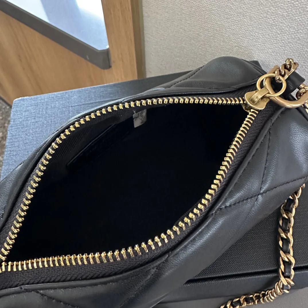 【2026】【YSL SAINT LAURENT 公式旗艦店】サンローラン   斜めがけバッグ 当日出荷 好評に付き再入荷！20*10CM  240722
